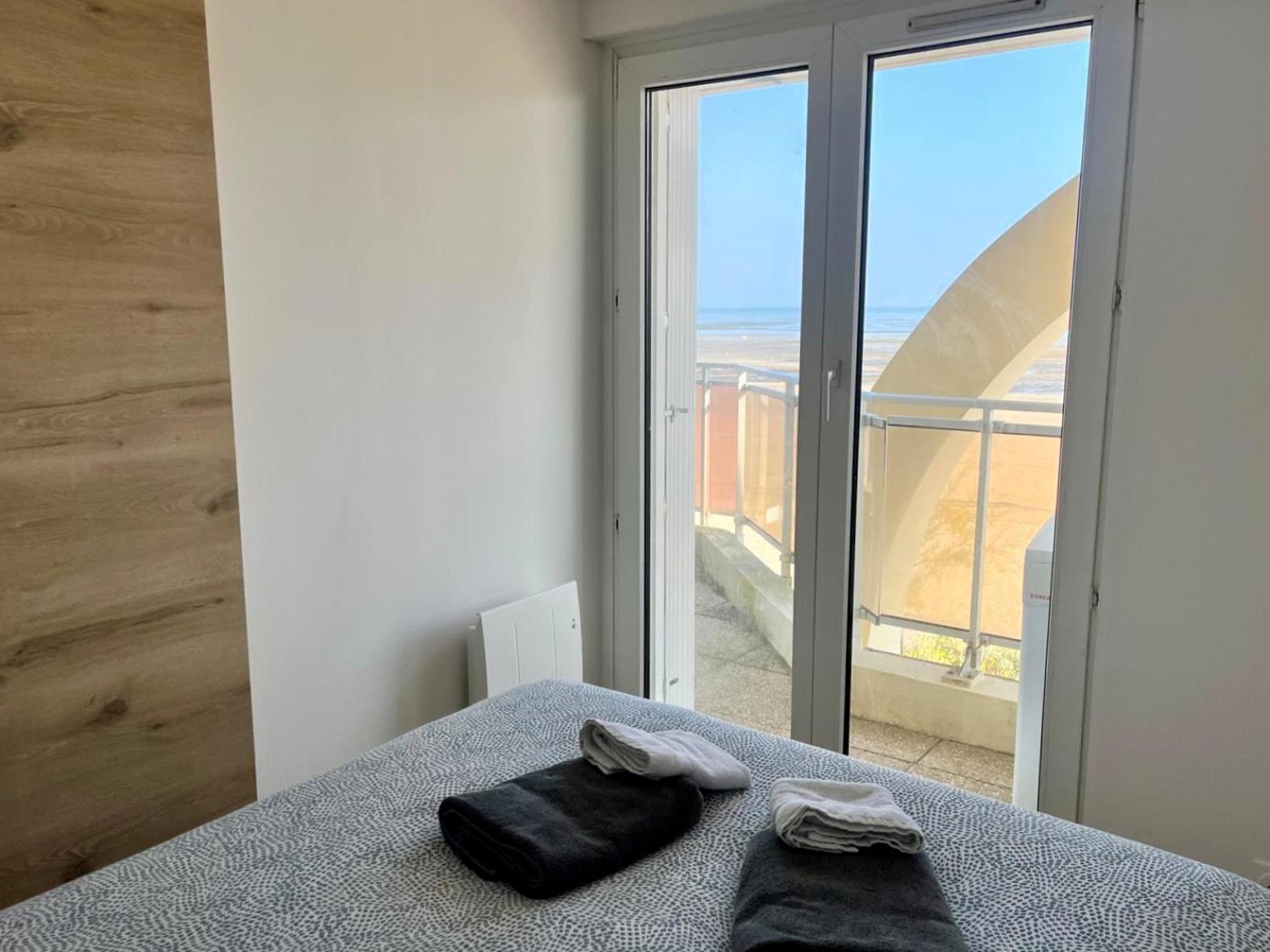 Mettons Les Voiles - Appt Vue Mer Avec Loggia Bernières-sur-Mer Exterior foto