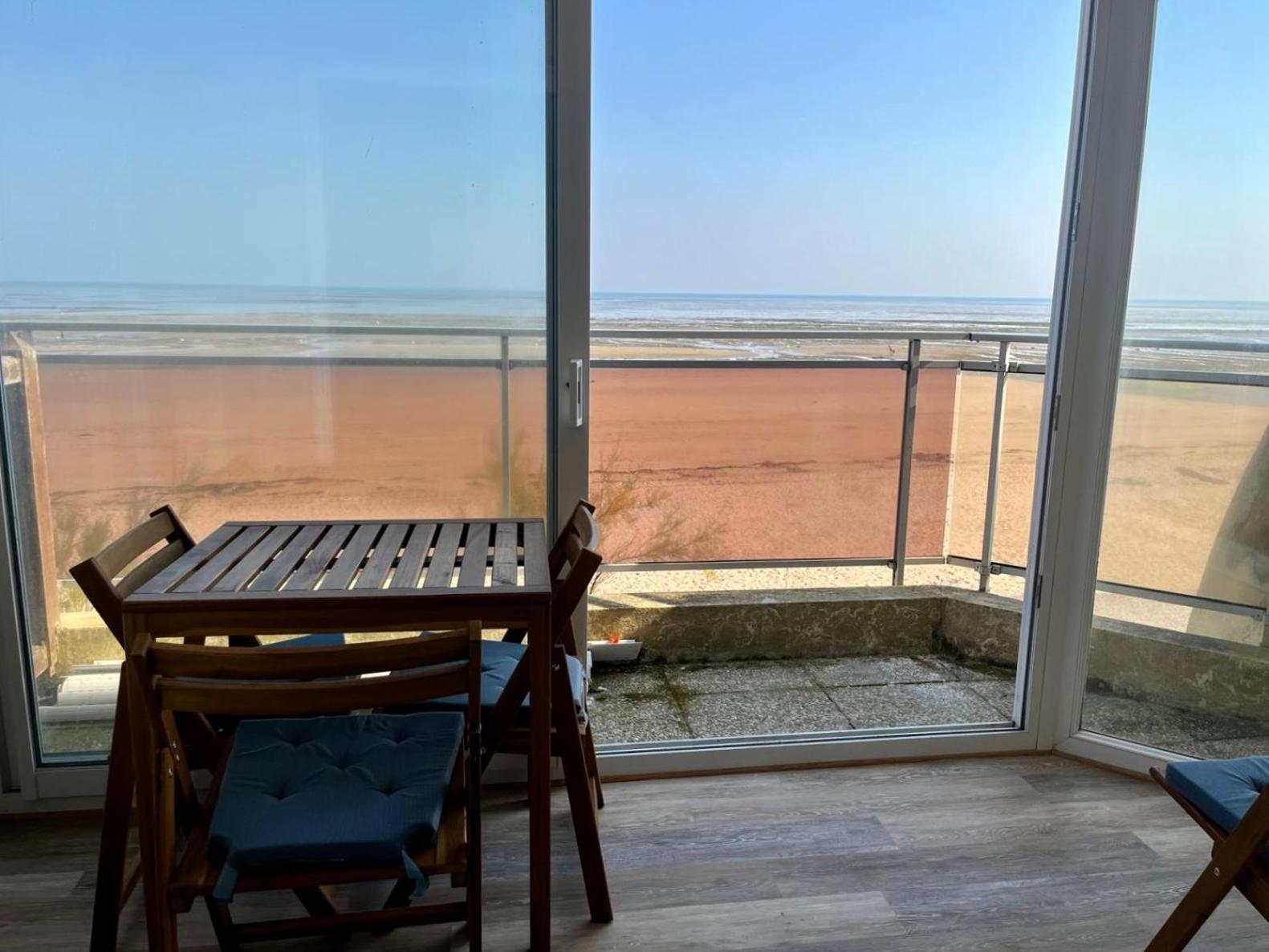 Mettons Les Voiles - Appt Vue Mer Avec Loggia Bernières-sur-Mer Exterior foto